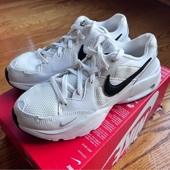 NIKE AIR MAX WOMAN’S RUNNING SNEAKERS SIZE 9.5 BLACK/WHITE - Picture 4 of 10